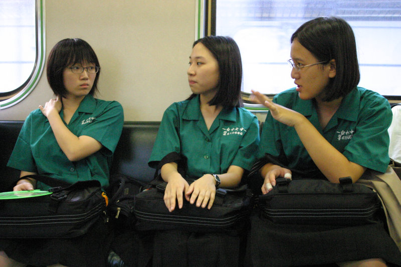 台灣鐵路旅遊攝影電車-區間車交談的旅客2005攝影照片451