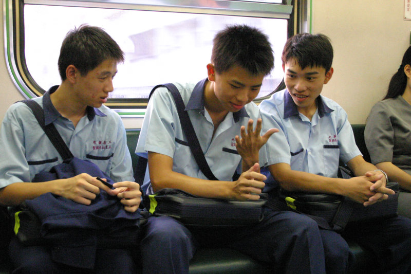 台灣鐵路旅遊攝影電車-區間車交談的旅客2005攝影照片455