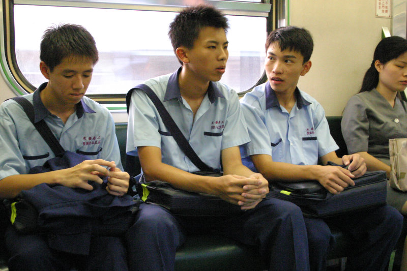 台灣鐵路旅遊攝影電車-區間車交談的旅客2005攝影照片456