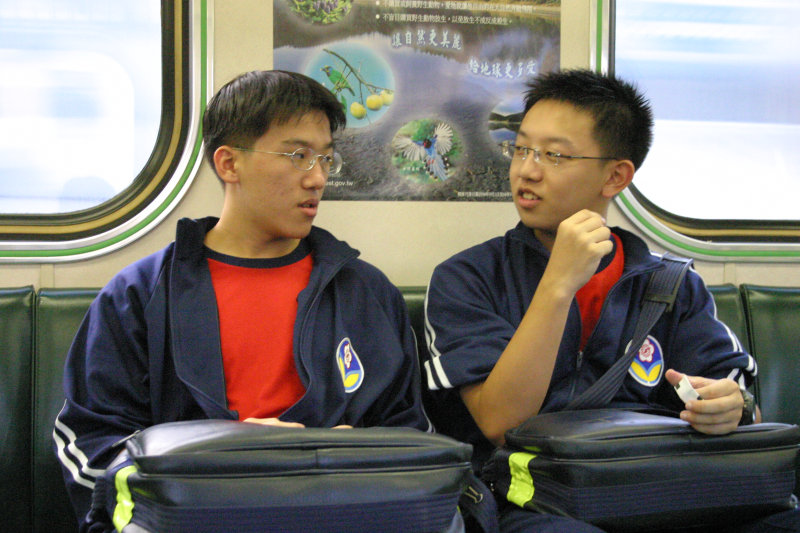 台灣鐵路旅遊攝影電車-區間車交談的旅客2005攝影照片457