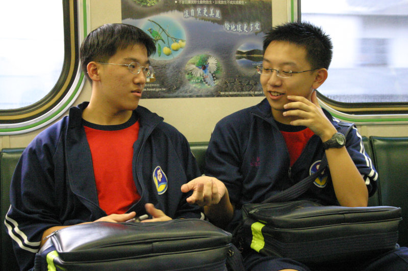 台灣鐵路旅遊攝影電車-區間車交談的旅客2005攝影照片461