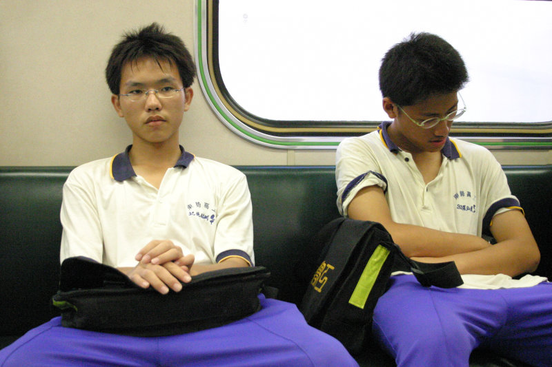 台灣鐵路旅遊攝影電車-區間車交談的旅客2005攝影照片465