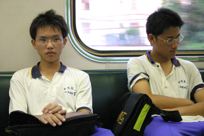 台灣鐵路旅遊攝影電車-區間車交談的旅客2005攝影照片466