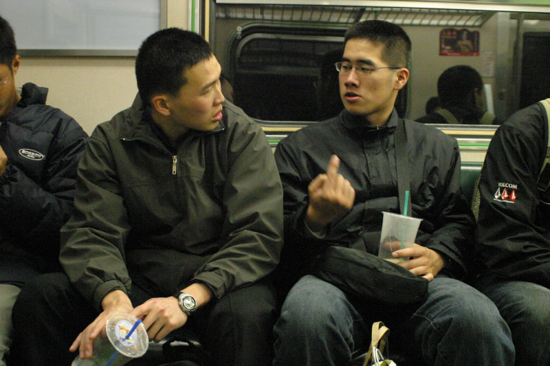 台灣鐵路旅遊攝影電車-區間車交談的旅客2005攝影照片472