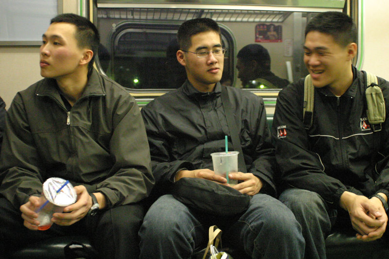 台灣鐵路旅遊攝影電車-區間車交談的旅客2005攝影照片475