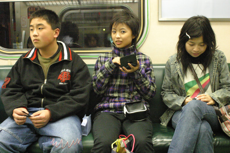 台灣鐵路旅遊攝影電車-區間車交談的旅客2005攝影照片480