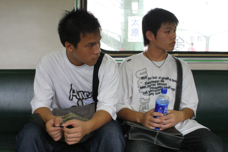 台灣鐵路旅遊攝影電車-區間車交談的旅客2005攝影照片483
