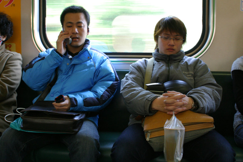 台灣鐵路旅遊攝影電車-區間車交談的旅客2005攝影照片491
