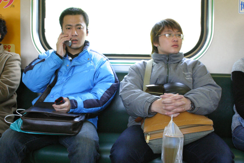 台灣鐵路旅遊攝影電車-區間車交談的旅客2005攝影照片492