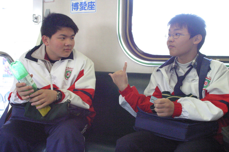 台灣鐵路旅遊攝影電車-區間車交談的旅客2005攝影照片496