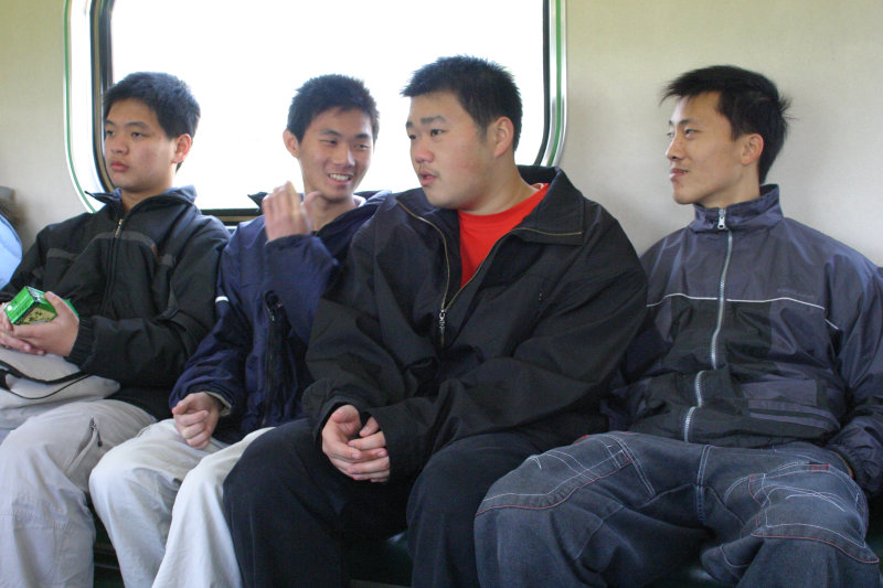台灣鐵路旅遊攝影電車-區間車交談的旅客2005攝影照片498