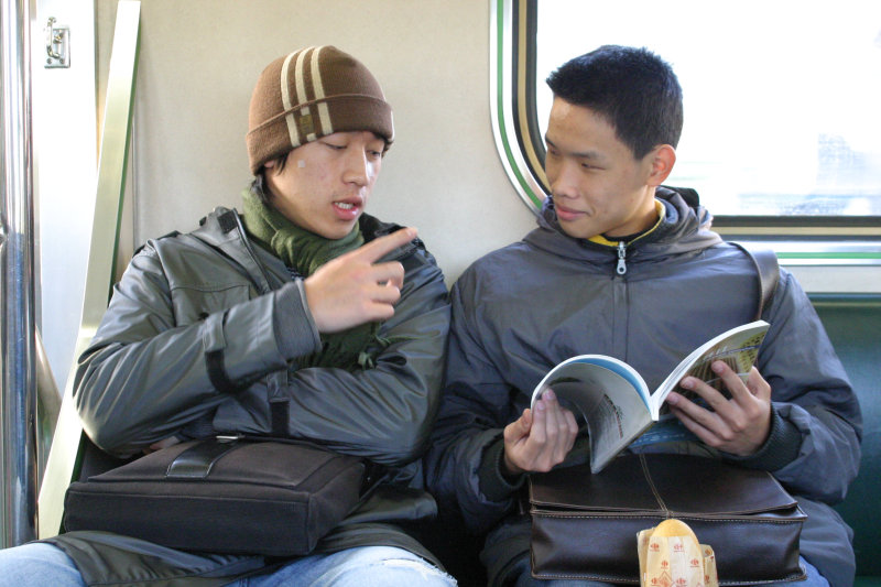 台灣鐵路旅遊攝影電車-區間車交談的旅客2005攝影照片503