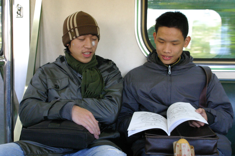 台灣鐵路旅遊攝影電車-區間車交談的旅客2005攝影照片507