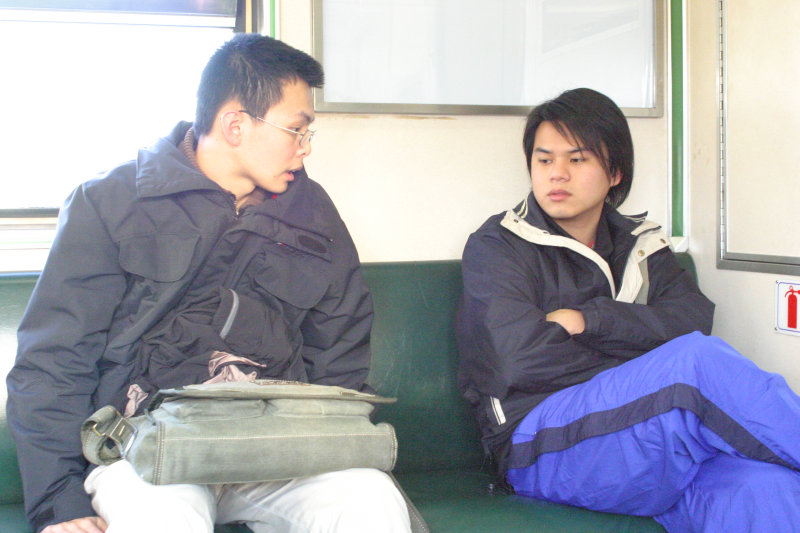 台灣鐵路旅遊攝影電車-區間車交談的旅客2005攝影照片510