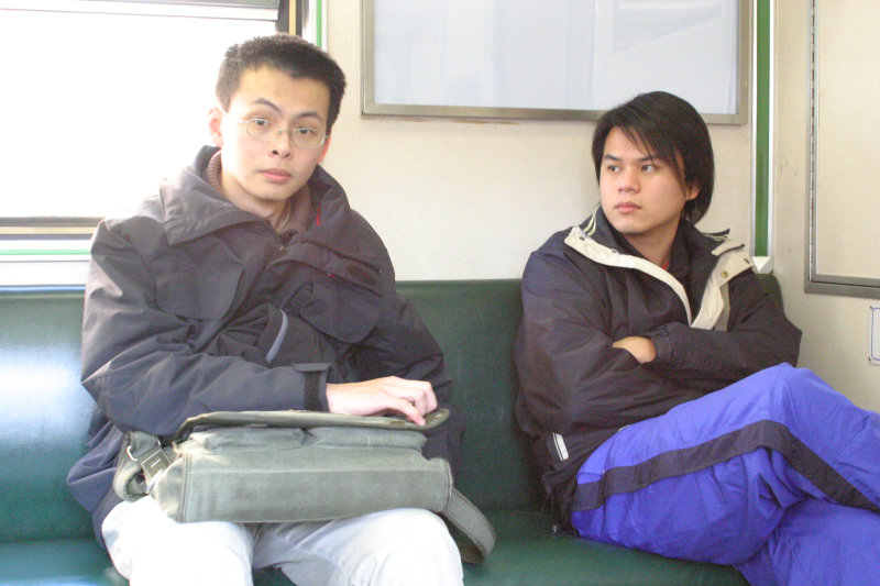 台灣鐵路旅遊攝影電車-區間車交談的旅客2005攝影照片513