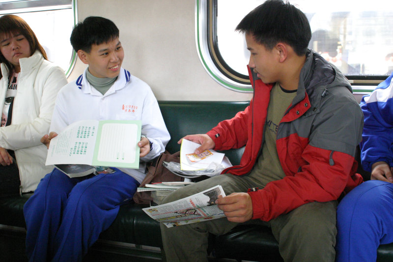 台灣鐵路旅遊攝影電車-區間車交談的旅客2005攝影照片522