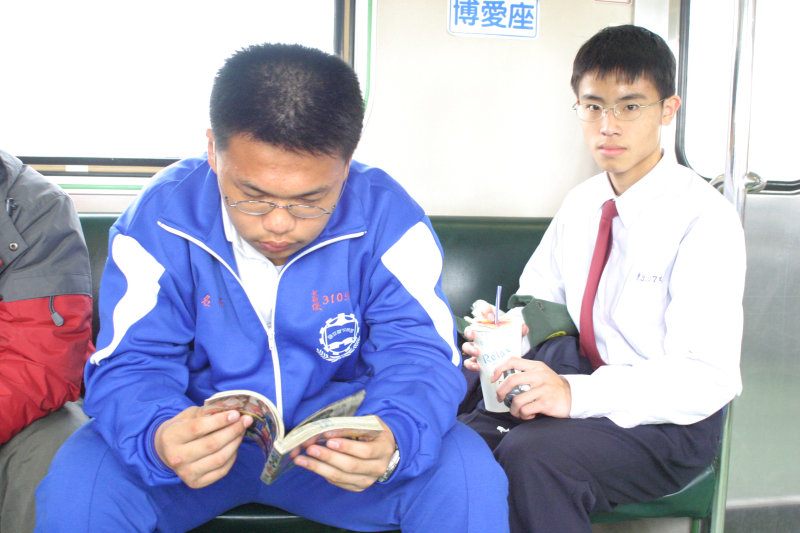 台灣鐵路旅遊攝影電車-區間車交談的旅客2005攝影照片523