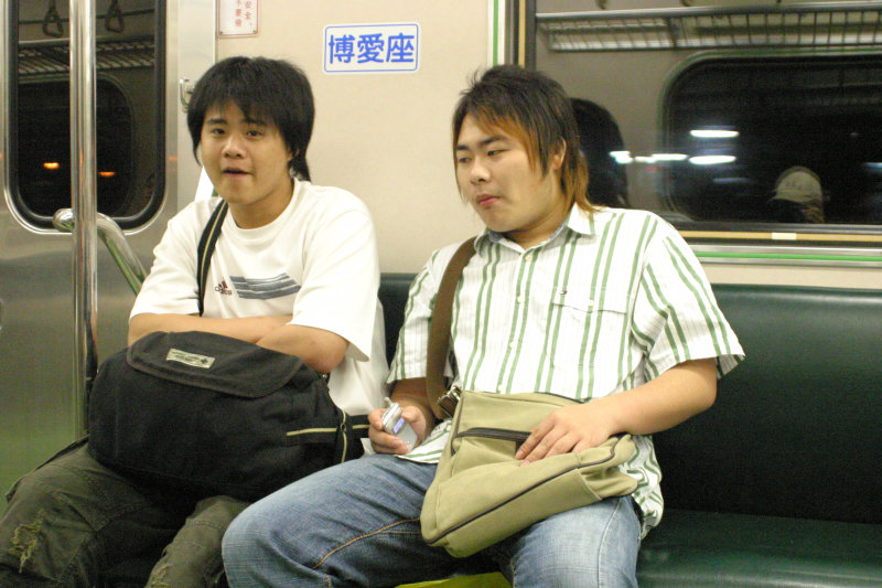 台灣鐵路旅遊攝影電車-區間車交談的旅客2005攝影照片538