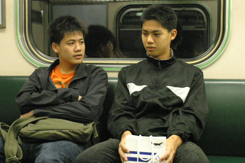 台灣鐵路旅遊攝影電車-區間車交談的旅客2005攝影照片565