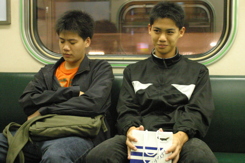 台灣鐵路旅遊攝影電車-區間車交談的旅客2005攝影照片567