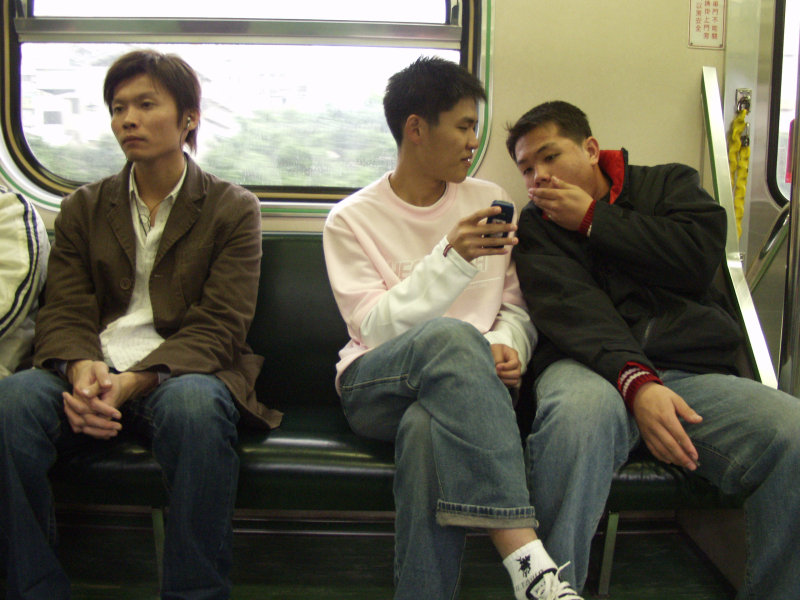 台灣鐵路旅遊攝影電車-區間車交談的旅客2005攝影照片578