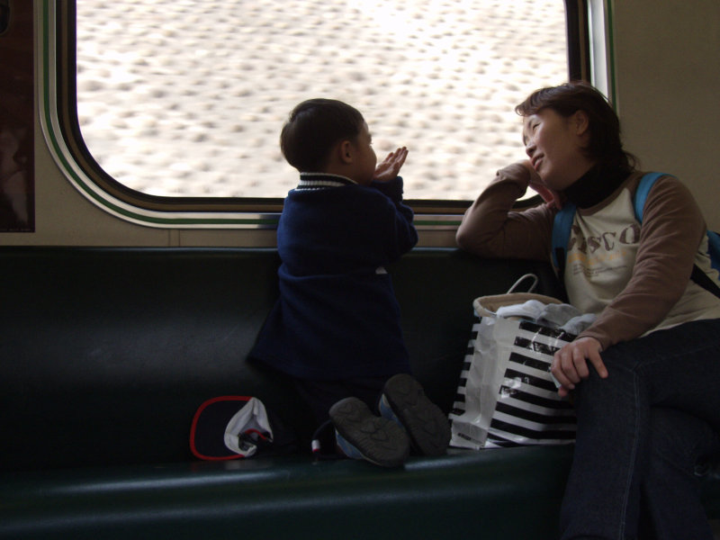 台灣鐵路旅遊攝影電車-區間車交談的旅客2005攝影照片579