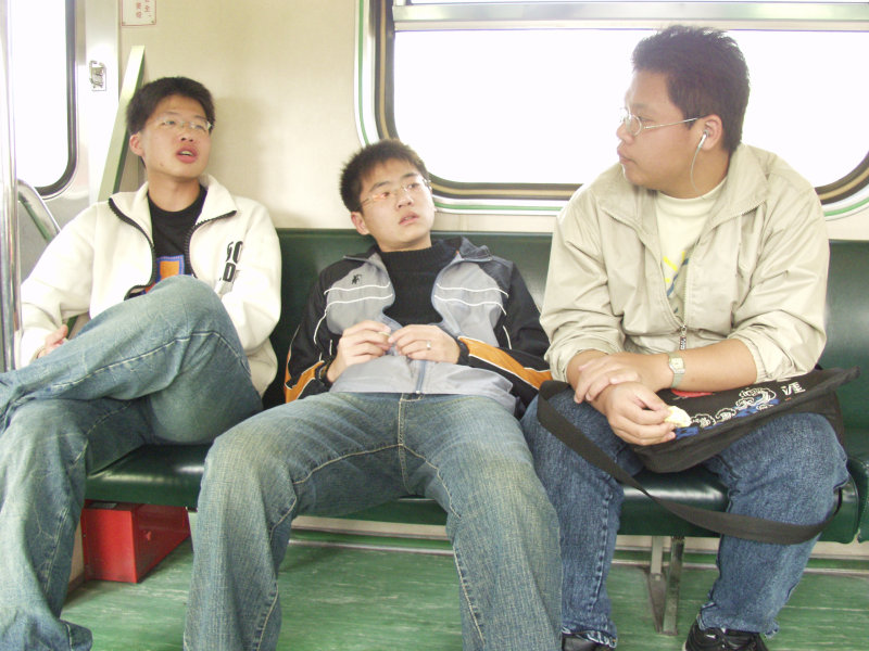 台灣鐵路旅遊攝影電車-區間車交談的旅客2005攝影照片583
