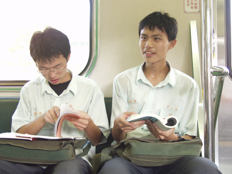 台灣鐵路旅遊攝影電車-區間車交談的旅客2005攝影照片664