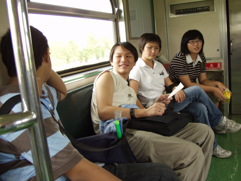 台灣鐵路旅遊攝影電車-區間車交談的旅客2005攝影照片670