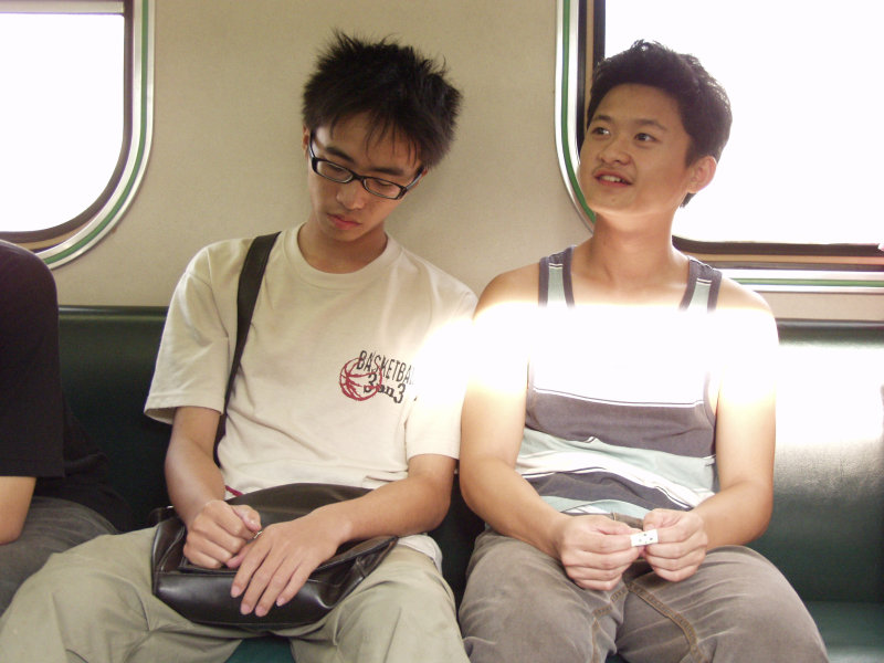 台灣鐵路旅遊攝影電車-區間車交談的旅客2005攝影照片673