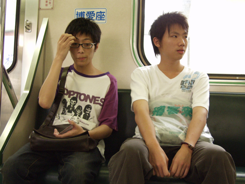 台灣鐵路旅遊攝影電車-區間車交談的旅客2005攝影照片681