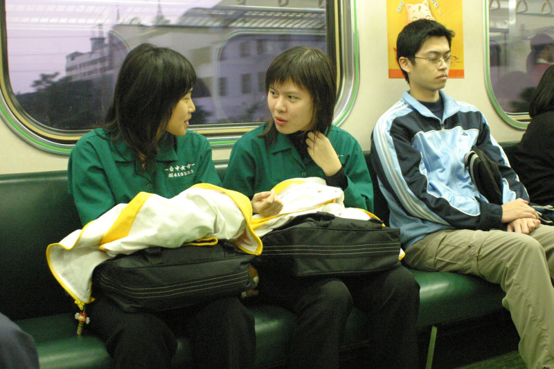 台灣鐵路旅遊攝影電車-區間車交談的旅客2006攝影照片3