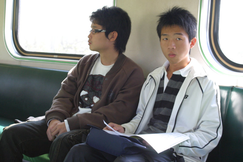 台灣鐵路旅遊攝影電車-區間車交談的旅客2006攝影照片15