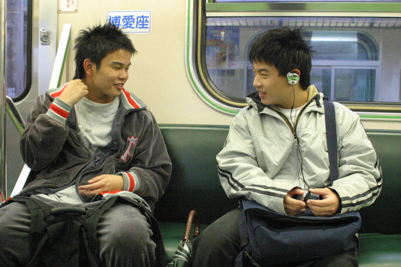 台灣鐵路旅遊攝影電車-區間車交談的旅客2006攝影照片26