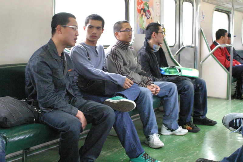 台灣鐵路旅遊攝影電車-區間車交談的旅客2006攝影照片30