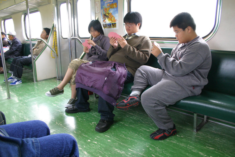 台灣鐵路旅遊攝影電車-區間車交談的旅客2006攝影照片35