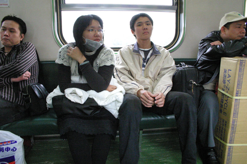 台灣鐵路旅遊攝影電車-區間車交談的旅客2006攝影照片37