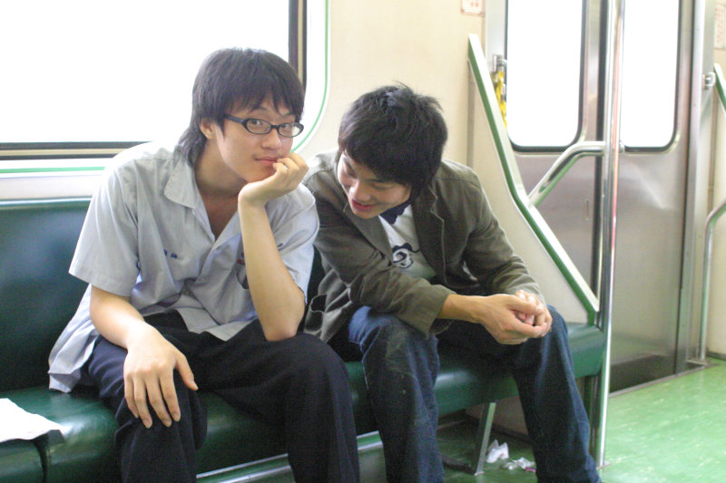 台灣鐵路旅遊攝影電車-區間車交談的旅客2006攝影照片46