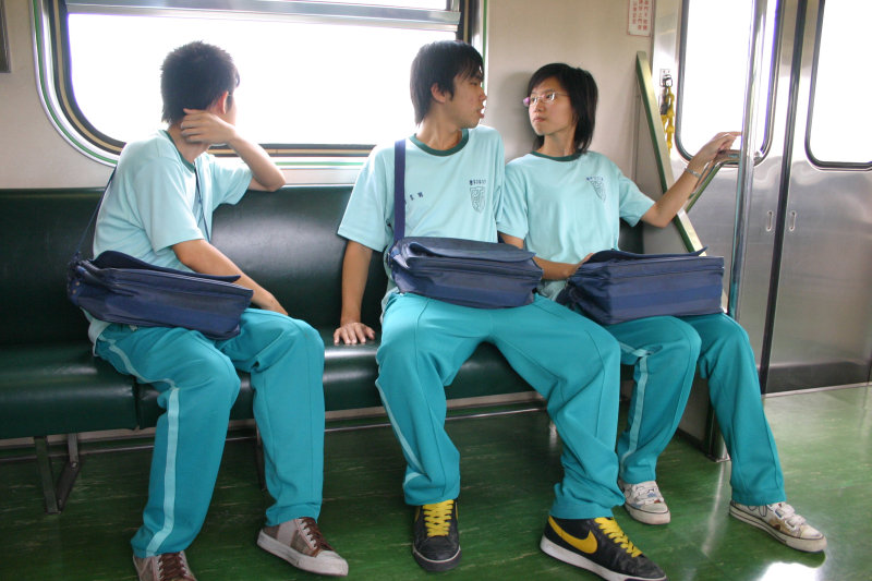 台灣鐵路旅遊攝影電車-區間車交談的旅客2006攝影照片47