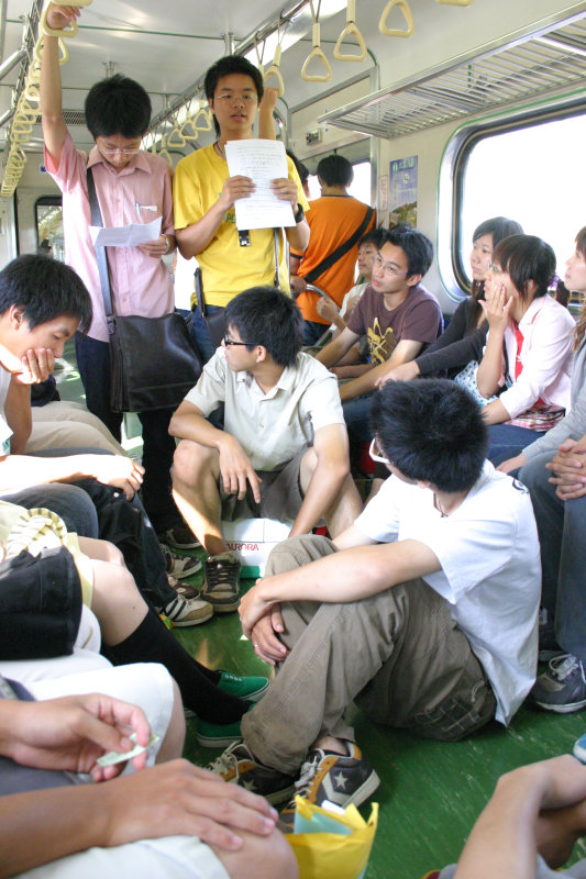 台灣鐵路旅遊攝影電車-區間車交談的旅客2006攝影照片62