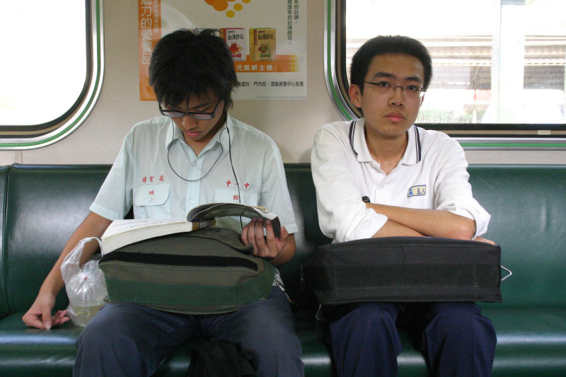 台灣鐵路旅遊攝影電車-區間車交談的旅客2006攝影照片68