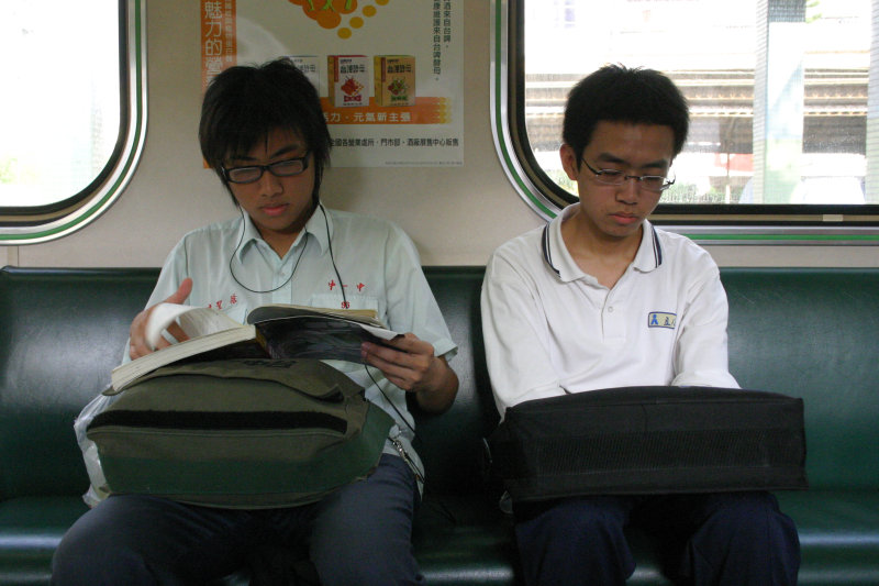 台灣鐵路旅遊攝影電車-區間車交談的旅客2006攝影照片69