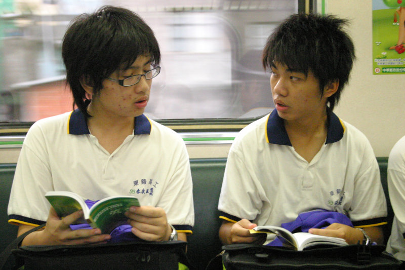 台灣鐵路旅遊攝影電車-區間車交談的旅客2006攝影照片93