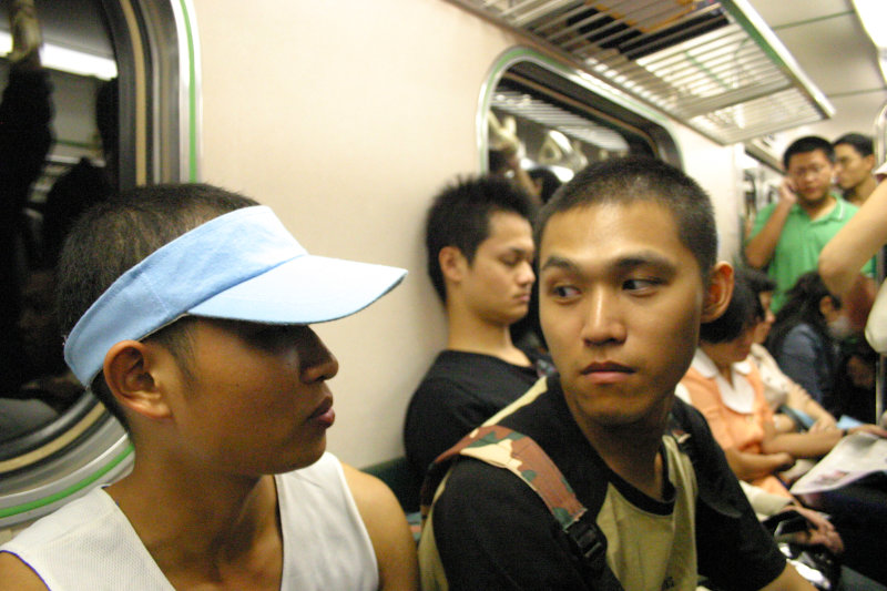 台灣鐵路旅遊攝影電車-區間車交談的旅客2006攝影照片100