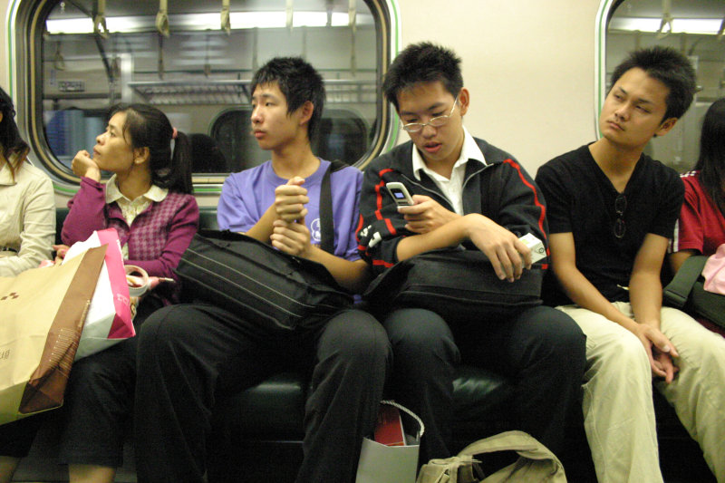 台灣鐵路旅遊攝影電車-區間車交談的旅客2006攝影照片103