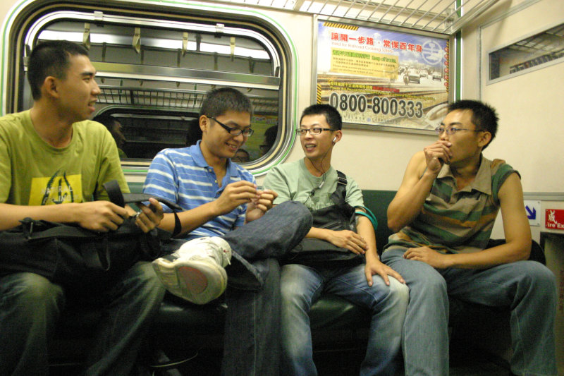 台灣鐵路旅遊攝影電車-區間車交談的旅客2006攝影照片111