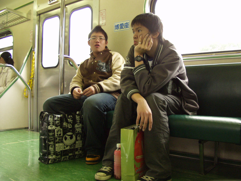台灣鐵路旅遊攝影電車-區間車交談的旅客2006攝影照片118
