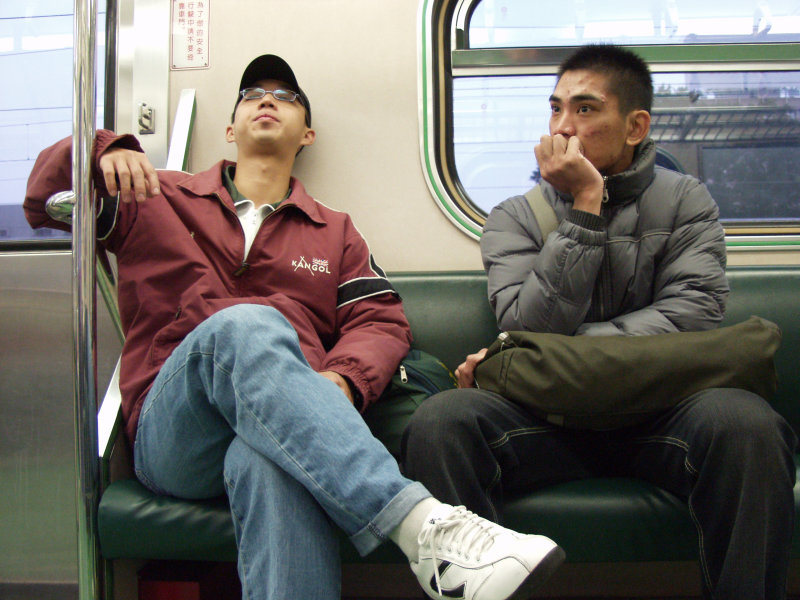 台灣鐵路旅遊攝影電車-區間車交談的旅客2006攝影照片124