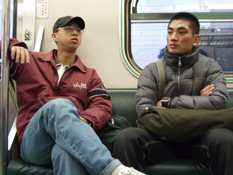台灣鐵路旅遊攝影電車-區間車交談的旅客2006攝影照片125