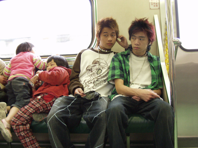 台灣鐵路旅遊攝影電車-區間車交談的旅客2006攝影照片137